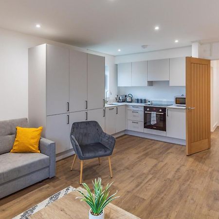 Central 2 Bed 2 Bath Apartment Near Brighton College, Beach, Hospital - Long Stay Offers Exterior photo