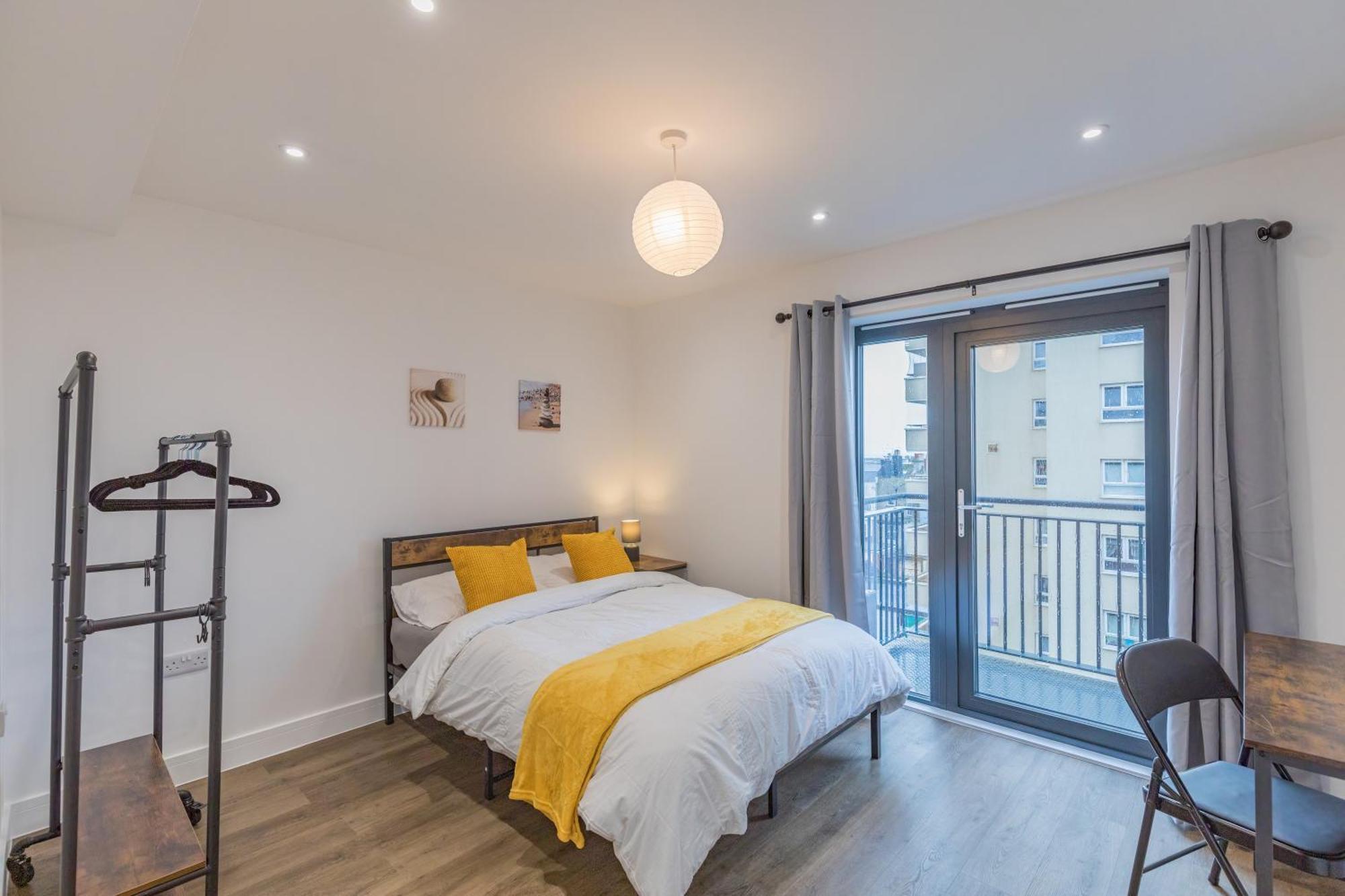 Central 2 Bed 2 Bath Apartment Near Brighton College, Beach, Hospital - Long Stay Offers Exterior photo