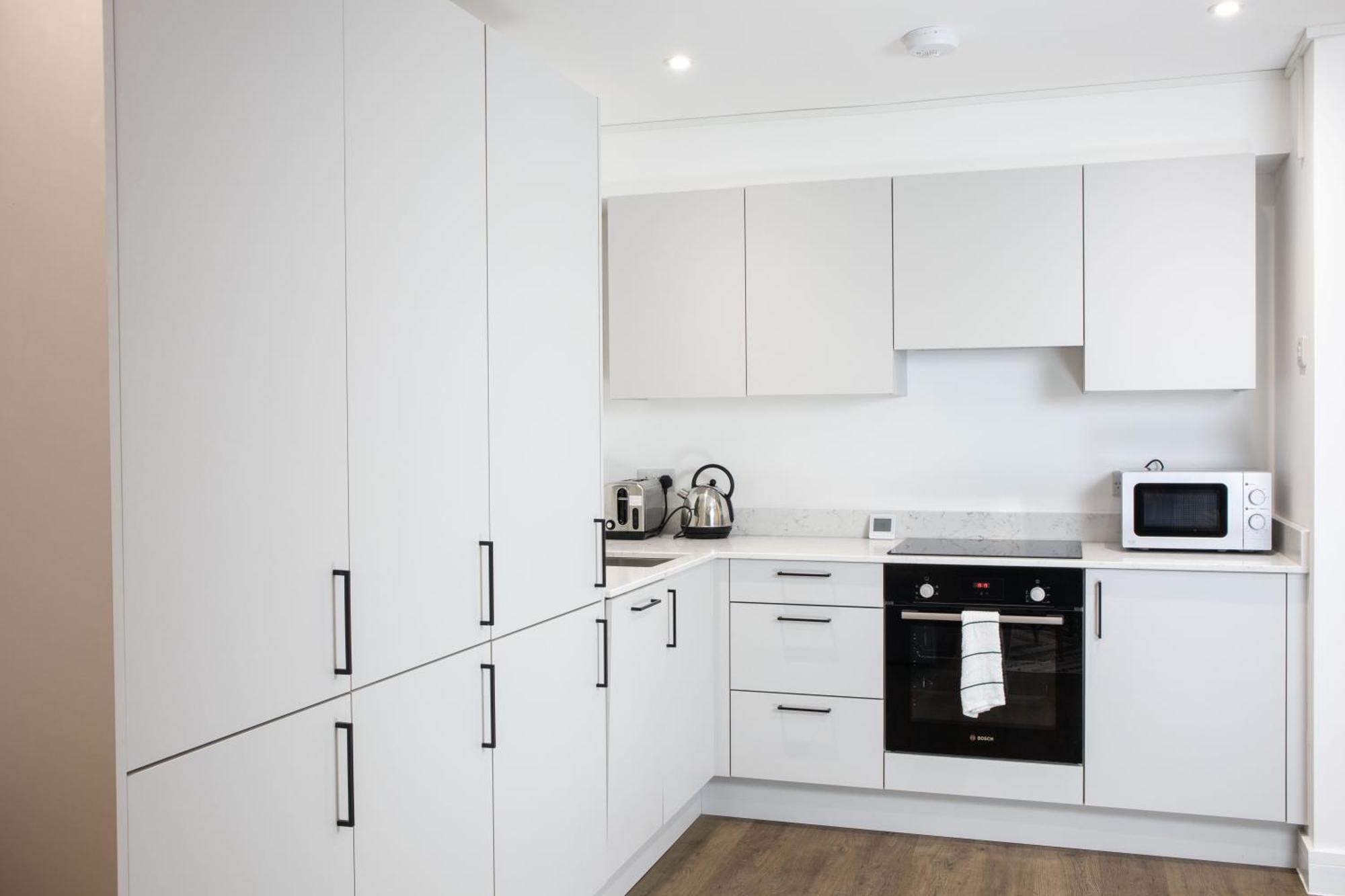 Central 2 Bed 2 Bath Apartment Near Brighton College, Beach, Hospital - Long Stay Offers Exterior photo