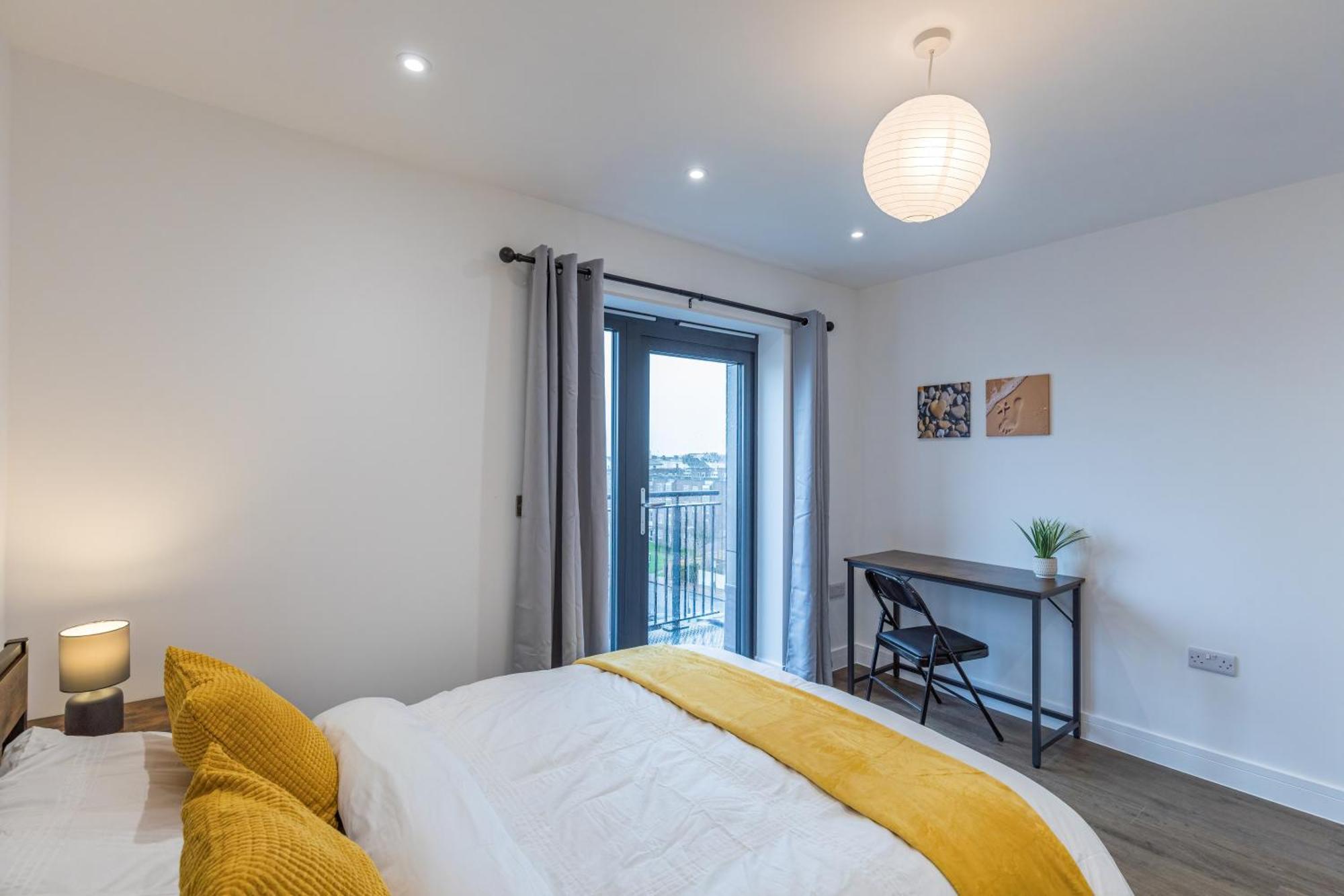 Central 2 Bed 2 Bath Apartment Near Brighton College, Beach, Hospital - Long Stay Offers Exterior photo