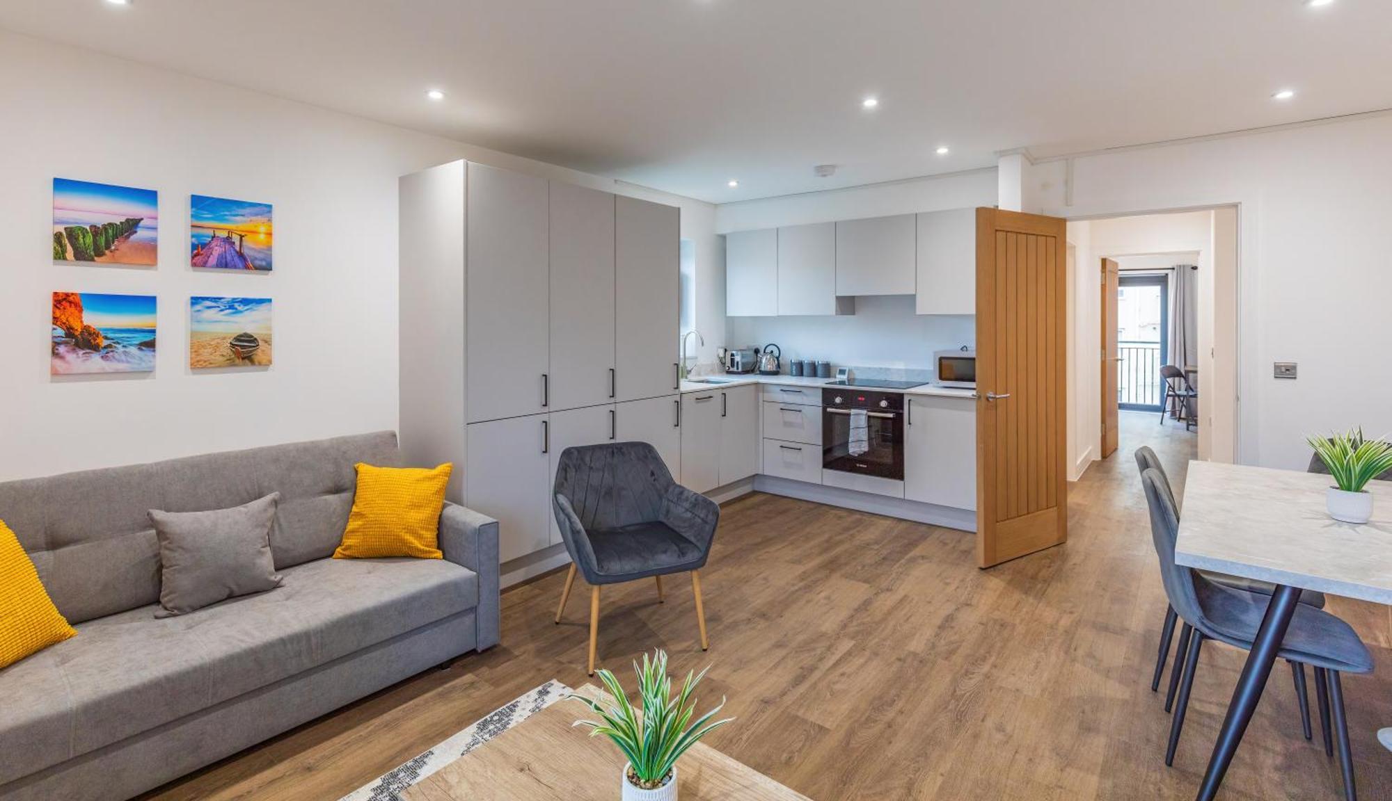 Central 2 Bed 2 Bath Apartment Near Brighton College, Beach, Hospital - Long Stay Offers Exterior photo