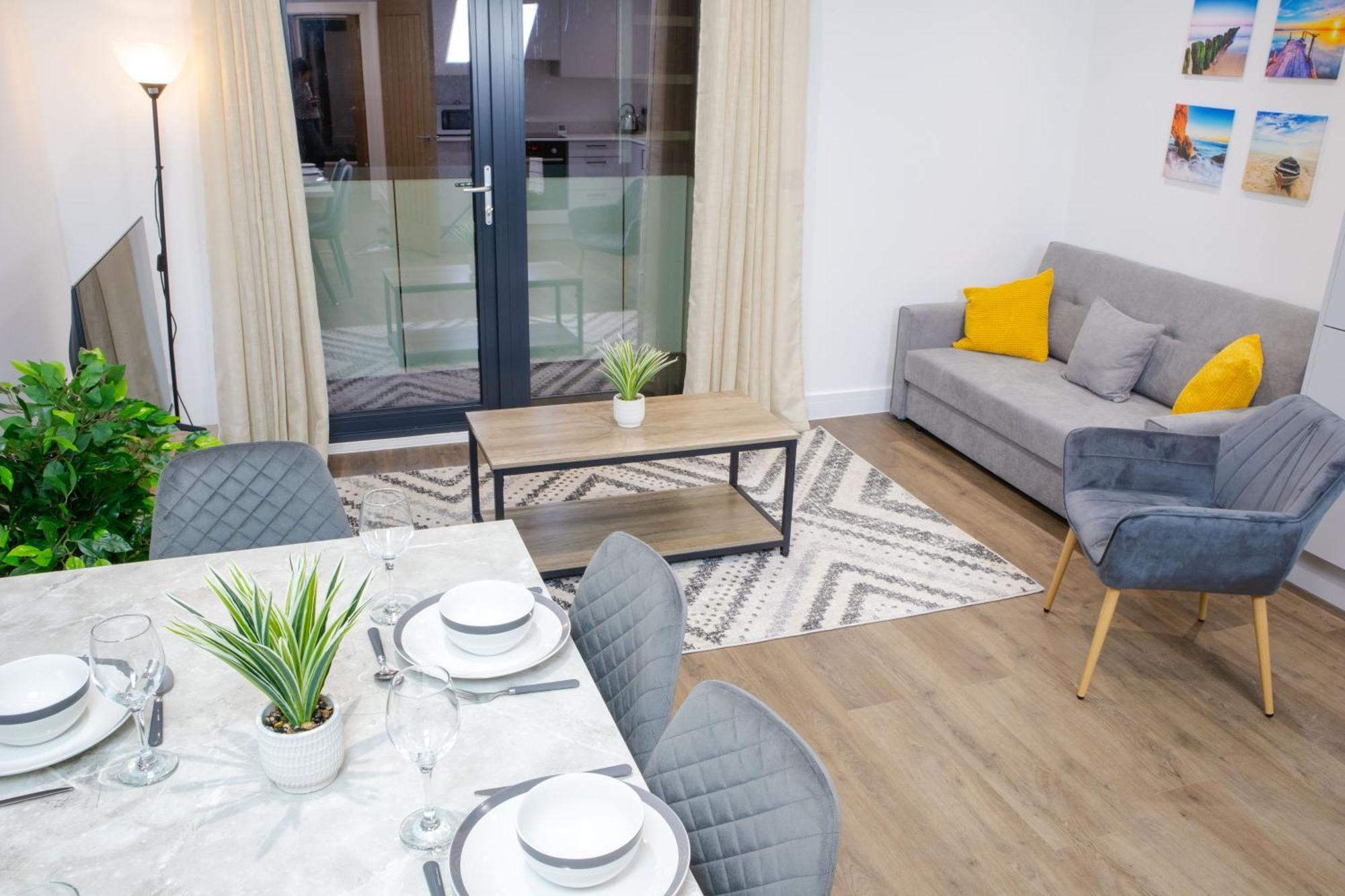 Central 2 Bed 2 Bath Apartment Near Brighton College, Beach, Hospital - Long Stay Offers Exterior photo