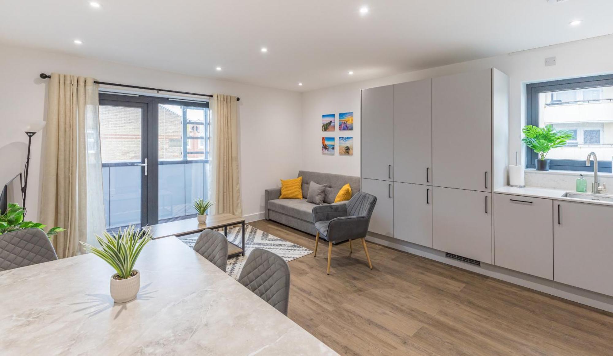 Central 2 Bed 2 Bath Apartment Near Brighton College, Beach, Hospital - Long Stay Offers Exterior photo