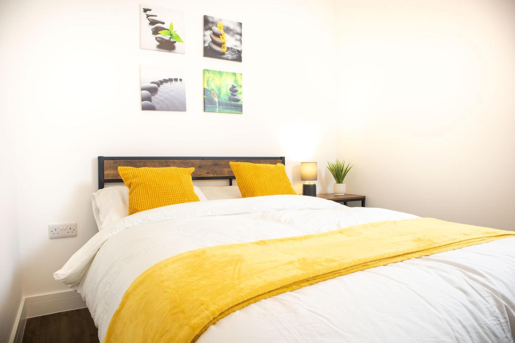 Central 2 Bed 2 Bath Apartment Near Brighton College, Beach, Hospital - Long Stay Offers Exterior photo