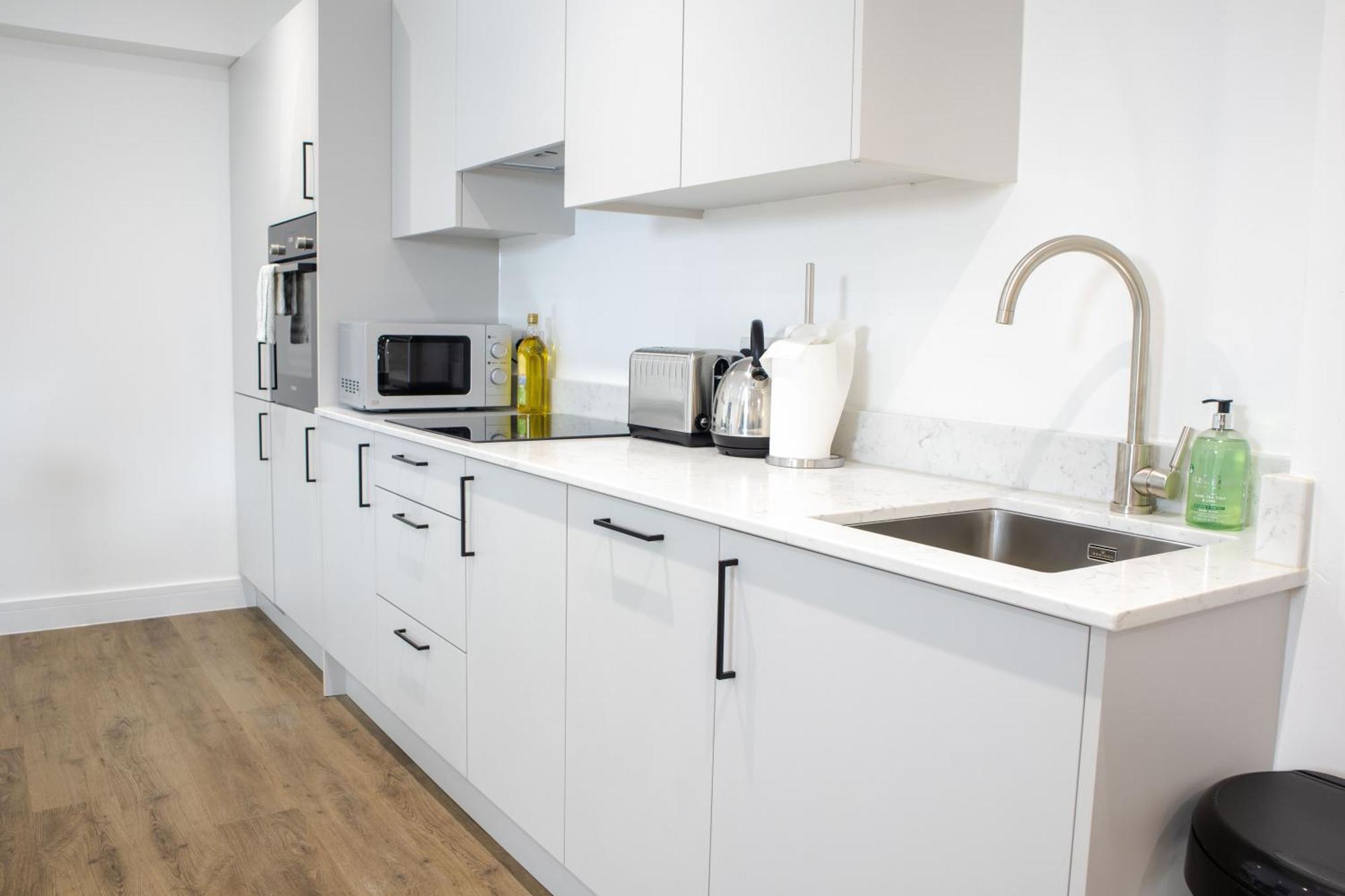 Central 2 Bed 2 Bath Apartment Near Brighton College, Beach, Hospital - Long Stay Offers Exterior photo