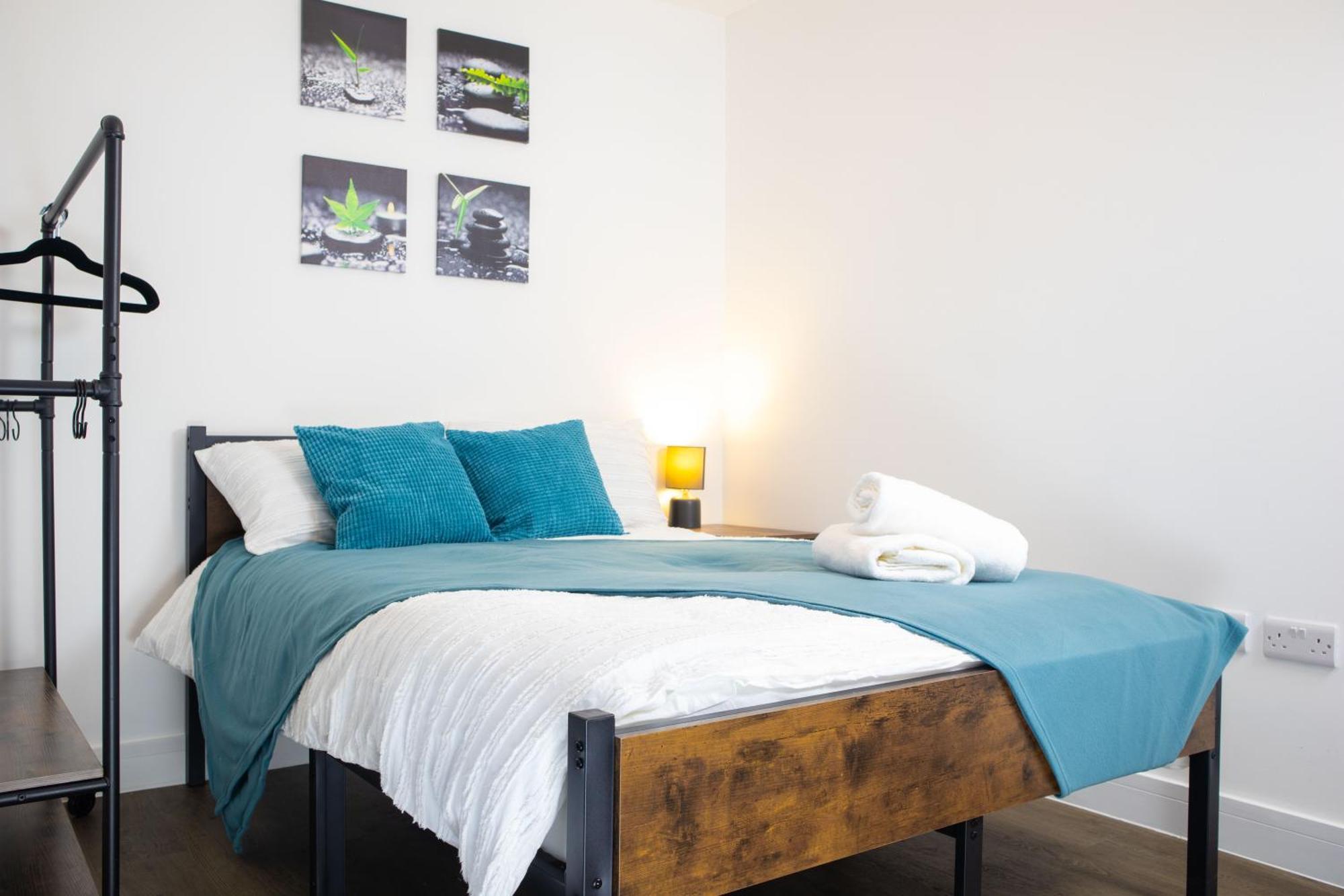 Central 2 Bed 2 Bath Apartment Near Brighton College, Beach, Hospital - Long Stay Offers Exterior photo