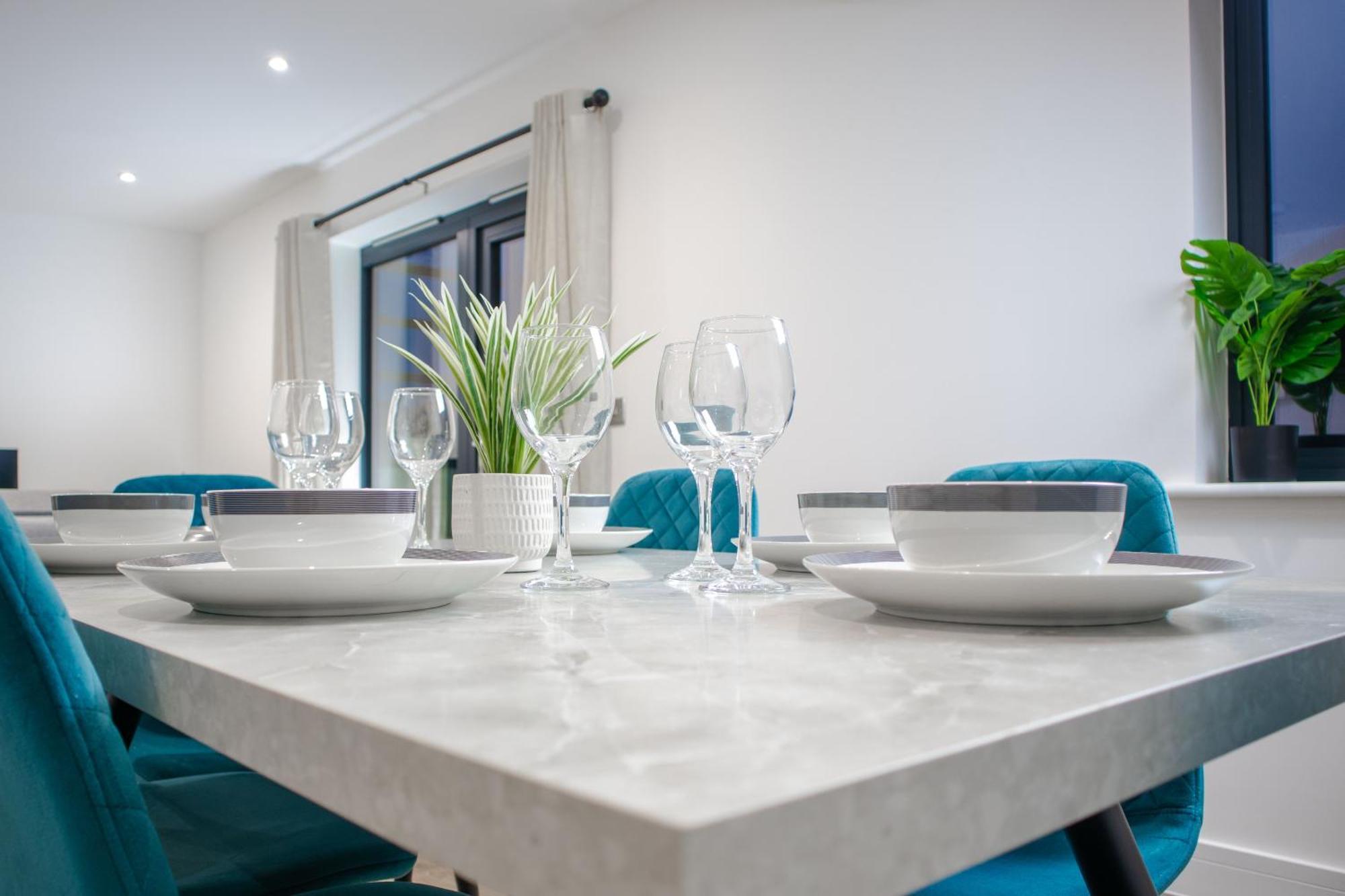 Central 2 Bed 2 Bath Apartment Near Brighton College, Beach, Hospital - Long Stay Offers Exterior photo