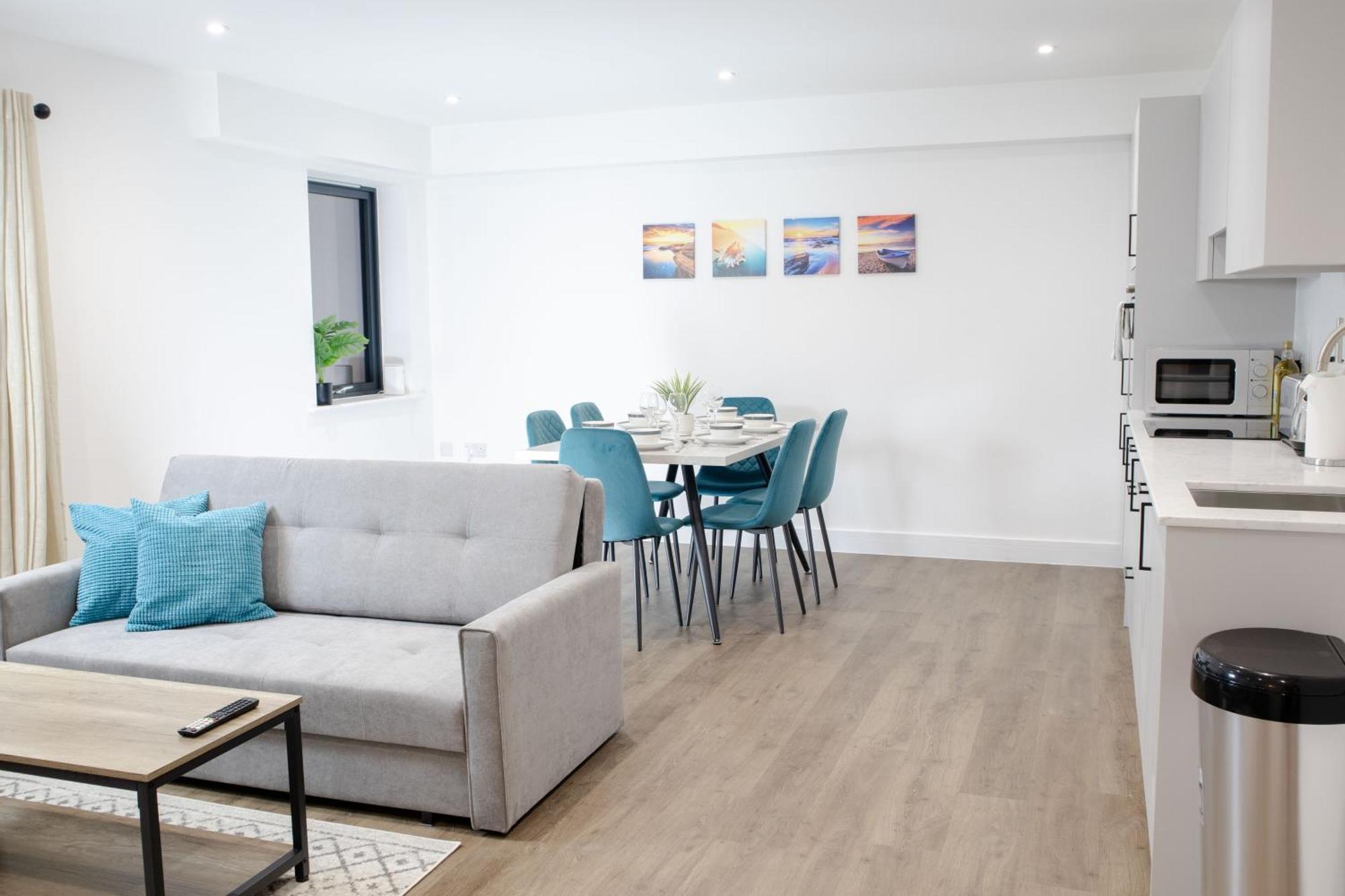 Central 2 Bed 2 Bath Apartment Near Brighton College, Beach, Hospital - Long Stay Offers Exterior photo