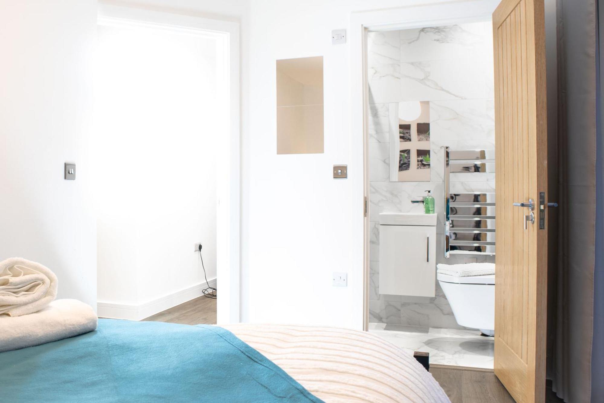 Central 2 Bed 2 Bath Apartment Near Brighton College, Beach, Hospital - Long Stay Offers Exterior photo